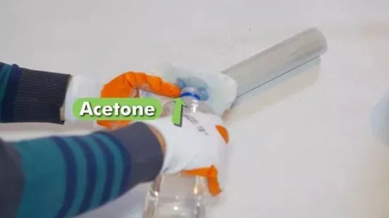 Thấm acetone vào khăn và lau hết lớp bụi mịn trên bề mặt ống trước khi tiến hành sơn trên nhựa PVC